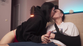 Брат сломал руку и сестра помогла