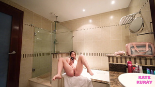 Секс игры с соседкой: Kate Kuray в откровенном видео
