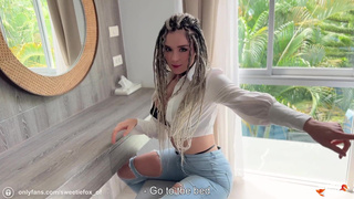 Sweetie Fox с дредами жестко трахается в мокрую киску