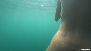 Голая девушка на пляже – горячее видео для взрослых