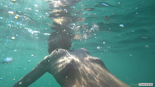 Голая девушка на пляже – горячее видео для взрослых