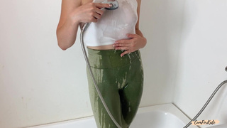 Секс видео с мокрыми телами и игривыми ласками