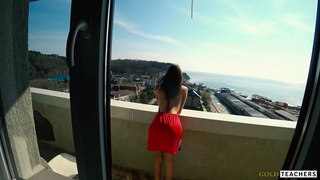 Горячая парочка устроила шокирующий секс на балконе с видом на город