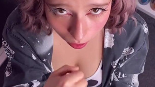 Смотреть горячее видео: девушка с ТикТок в ролике с минетом и финалом на лицо