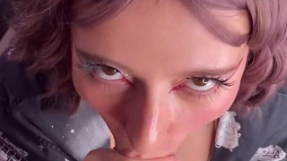 Смотреть горячее видео: девушка с ТикТок в ролике с минетом и финалом на лицо