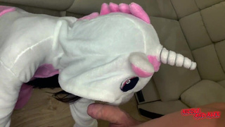 Худая сестра в пижаме отдалась брату за Киндер-сюрприз