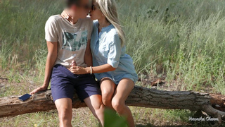 Рискованный минет в публичном месте – горячее порно видео