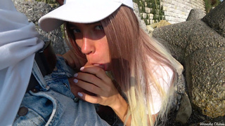 Страстный минет на пляже - Секс на природе с развратной девушкой