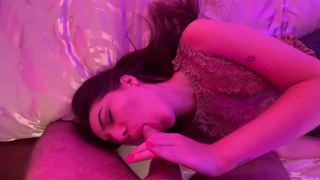 Эксклюзив: пьяная красотка в неоновом свете – жесткий секс на съемках