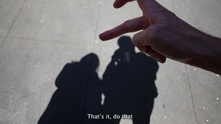 Азиатка с узкой киской возбудила себя и приняла большой член