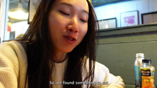 Азиатка с узкой киской возбудила себя и приняла большой член