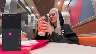 Секс-игрушки в общественном месте: смотреть онлайн