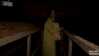 Страстный минет и жесткая ебля в общественном месте