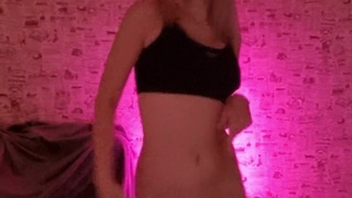 Танцы без трусиков – горячее видео с обнаженной красоткой