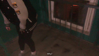 Страстная рыжая девушка в подъезде