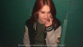 Страстная рыжая девушка в подъезде