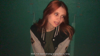 Страстная рыжая девушка в подъезде