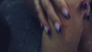 Смотреть онлайн секс с соблазнительной девушкой под душем