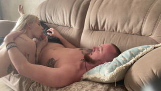 Секс видео: страстный минет женой мужа в эротической позе