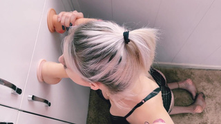 Горячее порно видео с блондинкой и несколькими парнями