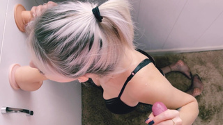 Горячее порно видео с блондинкой и несколькими парнями