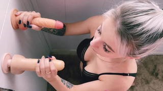 Горячее порно видео с блондинкой и несколькими парнями