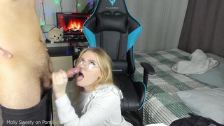 Порно ролик - страстный отсос после уроков