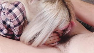 Девушка сосет и отдается в жестком порно