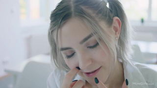 Молодой педагог соблазняет отличницу в горячем порно