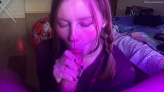 Брат учит сестру делать минет и кончает в рот