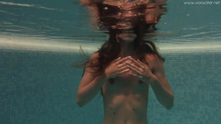 Секс в бассейне с Stefanie Moon – горячее порно видео онлайн