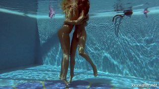 Две нимфы в бассейне: страстное голое плавание