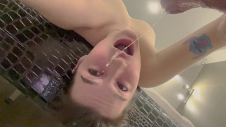 Секс в неудобной позе — туго и кончаю на лицо