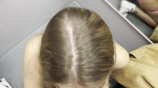 Фитоняшка в примерочной Спортмастера – горячее порно видео