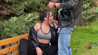 Горячее порно видео на природе – страстный секс в саду с громкими стонами