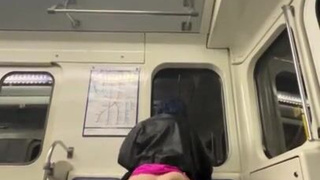 Горячая парочка трахается в метро – смотреть онлайн