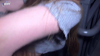 Девушка кончает в подъезде — смотреть порно видео