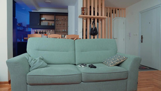 Горячее МЖМ порно видео - Девушка выжимает сперму из двух парней