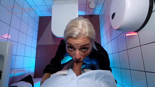 Сотый клиент получил горячий минет от барменши в туалете бара