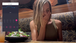 Порно видео: управлял вибратором в ресторане, довел до дикого стона