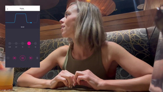 Порно видео: управлял вибратором в ресторане, довел до дикого стона