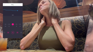 Порно видео: управлял вибратором в ресторане, довел до дикого стона