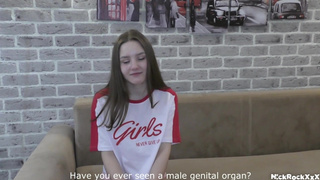 Первый раз в HD: невинная девушка пробует секс и минет