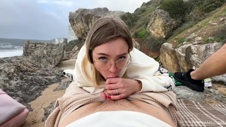 Девушка стесняется но делает минет в горячем секс видео