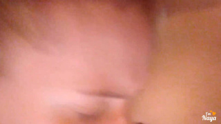 Молодая девушка с упругим телом кричит от страсти