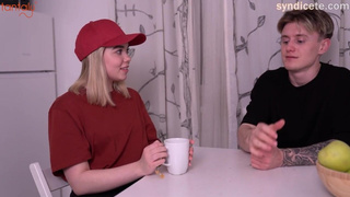 Страстный секс с милой курьершей смотреть онлайн