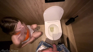 Горячее порно видео: страстный секс в общественном туалете с незнакомцем