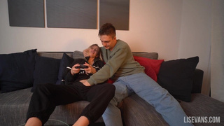 Наивная девушка в горячем порно видео с сюрпризом