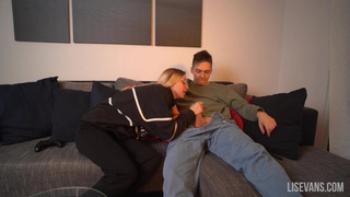 Наивная девушка в горячем порно видео с сюрпризом