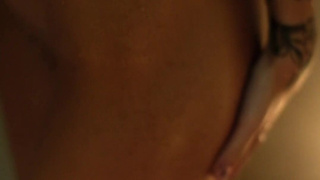 Owl Crystal играет с воском в душе